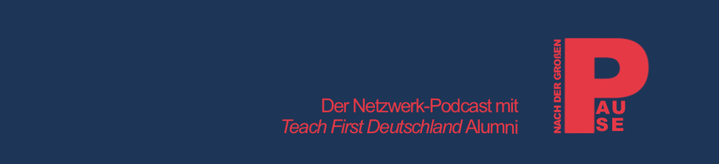 Logo Podcast "Nach der großen Pause", rote Schrift, dunkelblauer Hintergrund, Headerformat