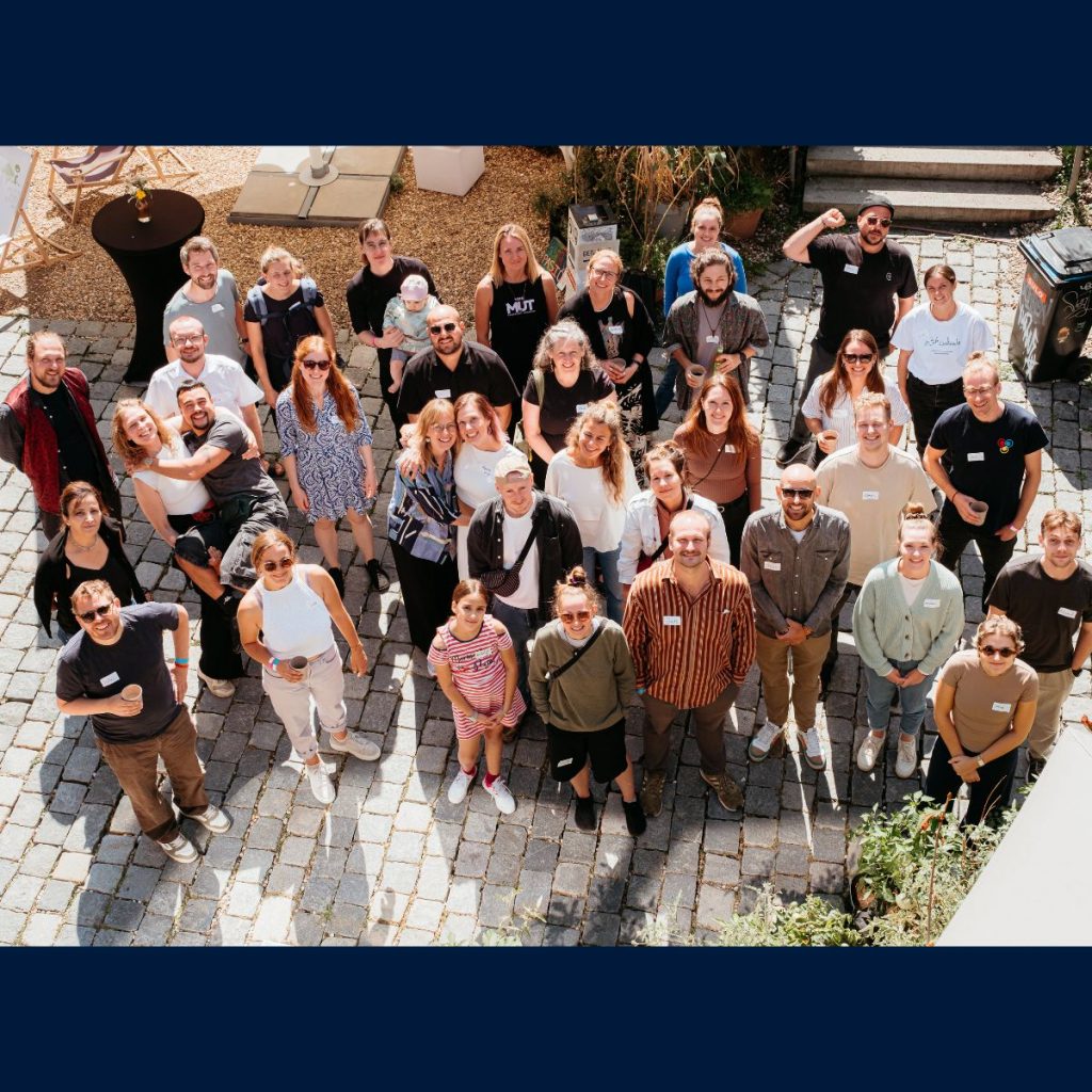 Gruppenfoto von 36 Menschen aus der Teach First Community. Von oben fotografiert. Veranstaltung war Anker-Event Herbst Summit 2025 in Stuttgart.