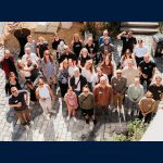 Nach der großen Pause Gruppenfoto von 36 Menschen aus der Teach First Community. Von oben fotografiert. Veranstaltung war Anker-Event Herbst Summit 2025 in Stuttgart.