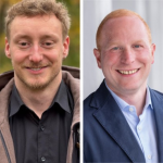 Das Foto zeigt Teach First Deutschland Lumnuse Pascal Peukmann links im Bild und Teach First Deutschland Head of Public Affairs Mustafa Öztürk rechts im Bild. Beide sehen freundlich aus.