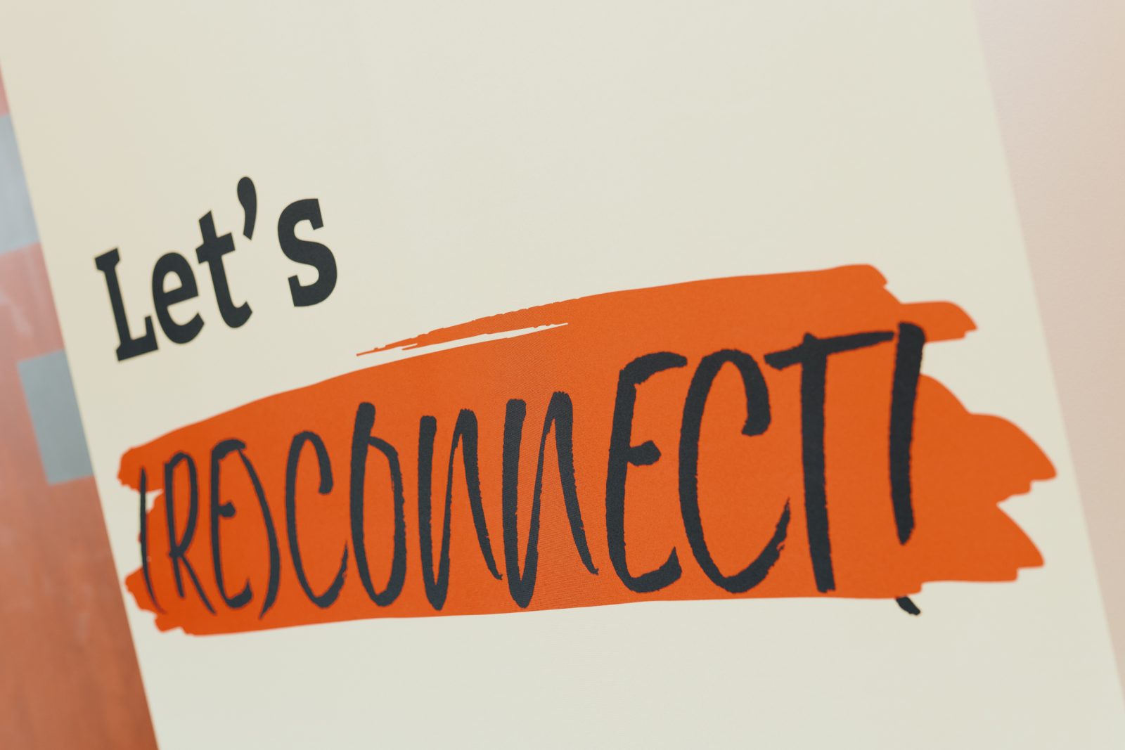 Banner mit der Aufschrift Let's (Re)Connect